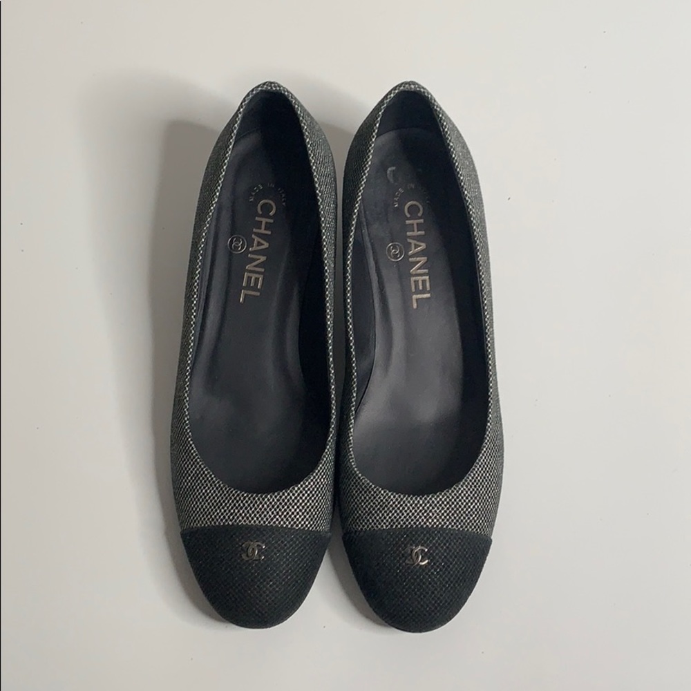 CHANEL Mid Heel Pewter Lurex Cap Stop Pump, 39